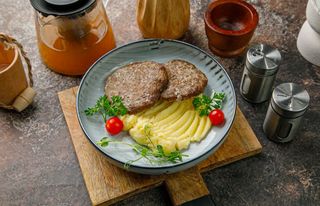 Говяжья котлета с пюре (300г)