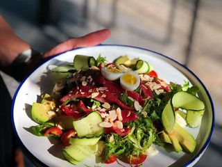 Салат з лососем й авокадо (220г)