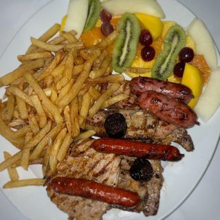 Churrasco Misto com Fruta Tropical