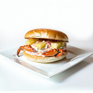 Bocadillo Cangrejo Con Piña Y Salsa Rosa