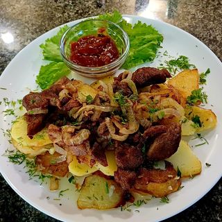 Бульба на пательні з м'ясом та соусом