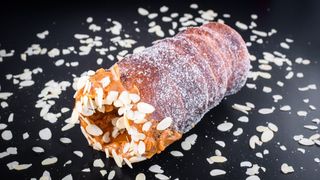 Kurtos premium cu crema de caramel si migdale