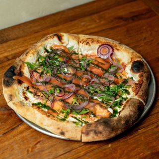 Піца з лососем, крем-сиром та руколою (400г)