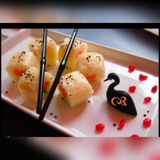 Рулца с ориз, сьомга, авокадо, краставица и филаделфия (8бр-190г)