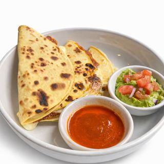 Quesadillas de tortilla de maíz con queso fundido, guacamole y salsita picante