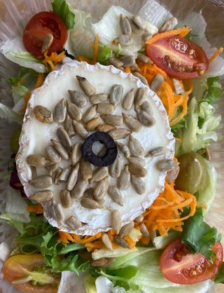 Plat d'amanida de formatge de cabra