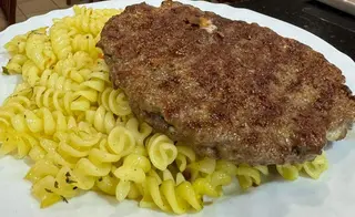 Punjena pljeskavica sa prilogom