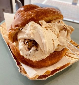 Brioche Siciliana farcita di gelato