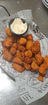 Хрупкави пилешки пуканки със соево-чеснова майонеза 250г.