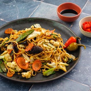 Tăiței prăjiți cu fructe de mare – Mie goreng siput