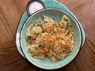 Вареники з м'ясом курки зі смаженою цибулею та сметаною (310g)