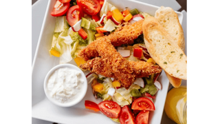 Sałatka kurczak w panierce