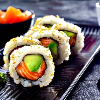 Rollos California con salmón (8 uds.)