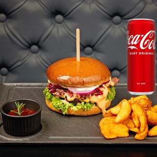 House burger cu cartofi wedges și sos ( 500 gr ) + suc 330 ml 