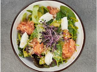 Салат з лососем та авокадо (200g)