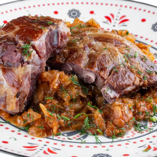 Varză acră călită cu coaste afumate gătite la ceaun