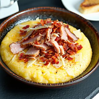 Mamaliga cu branza si jumari