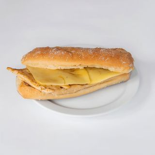 Bocadillo De Pollo Con Queso