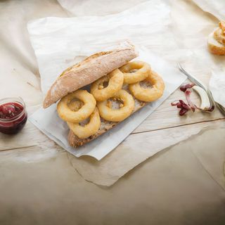 Bocadillo de rabas de calamar con alioli