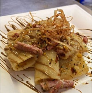Paccheri al tonno fresco con porri e pistacchi