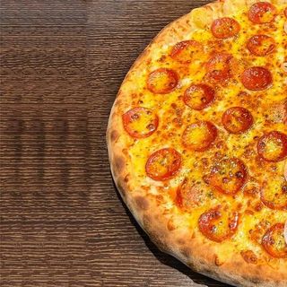 Pizza de Pepperoni com Cheddar