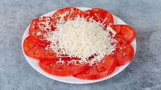 Paradajz salata sa sirom 