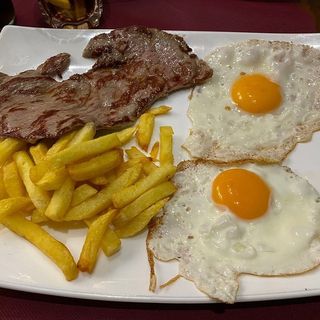Bistec, 2 Huevos Fritos Y Patatas Fritas