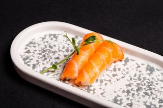 75. Nigiri salmone