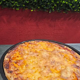 Pizza Margarita Media (Imagen ilustrativa)