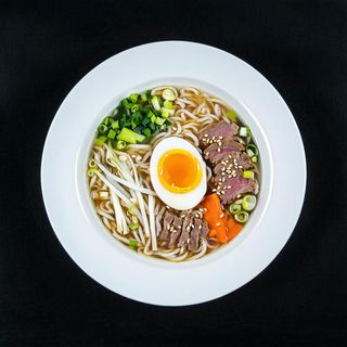 82a Ramen in brodo con carne