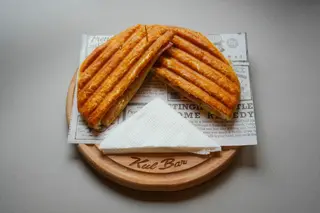 Tost sa pečenicom