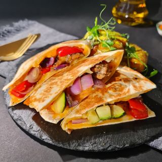 Veggie Quesadilla menu si suc la alegere