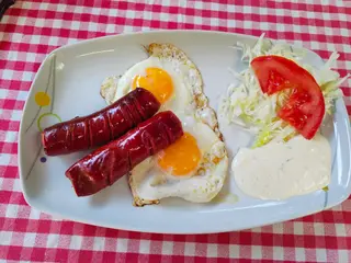 Jaje na oko sa kobasicom