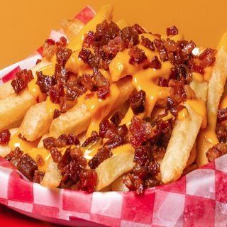 Papas con cheddar y bacon