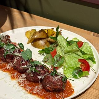 სიცილიური საქონლის ხორცის ბურთულები გრილზე  Sicilian beef meetballs with Arrabbiata sause