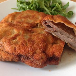 Filete De Ternera Empanada Con Salsa