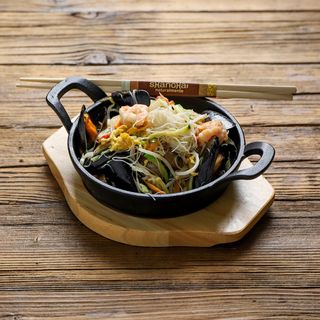 Spaghetti di riso alla piastra con misto di pesce