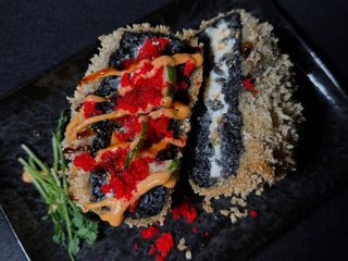 1.black sushi-burger з лососем-гриль