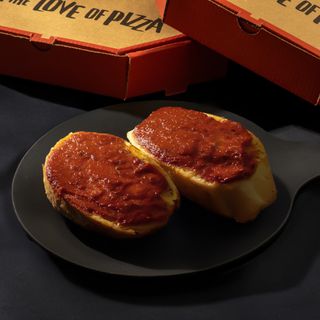 კრუტონი პომიდვრის სოუსით