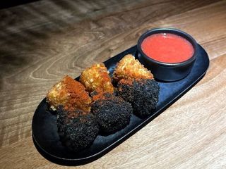 КАМАМБЕР У ФРИТЮРІ ІЗ ПОЛУНИЧНИМ СОУСОМ (100g)