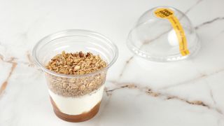 ბერძნული იოგურტი ვაშლის უშაქრო ჯემით