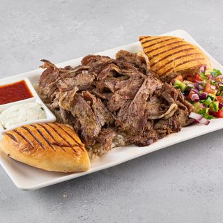 Донер на тарелке с говядиной