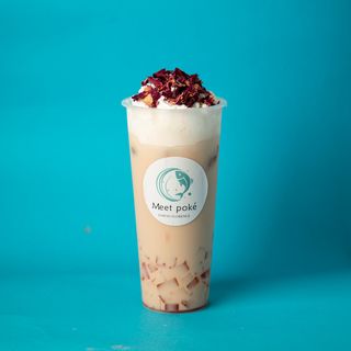 Tè nero al latte con rose