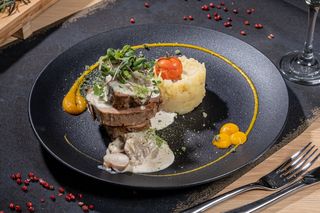 Muschiulet de porc in crusta de rucola 