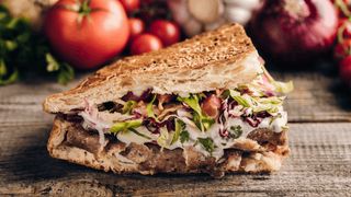 Duża bułka Turecki Klasyk dawniej "Mięsnyjesz", frytki 200g, sos, lemoniada