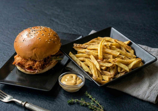 Combo 1 persoana | Chicken Burger | Cartofi prăjiți | Cheddar sauce