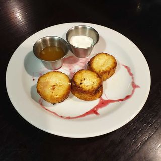 Сирники зі сметаною та медом