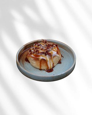 Cinnamon Roll Con Caramelo