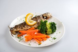 Pastrav la gratar cu morcovi vichy, broccoli si lamaie