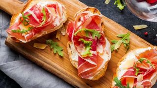 Pao de alho com presunto di parma e mozzarela